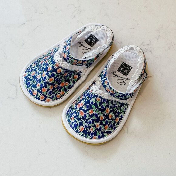 NWOT Baby Girl Size 12-18 month Floral Little Shoes from boutique - Picture 1 of 4